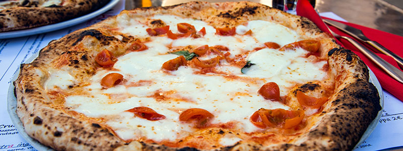 Italiensk pizza under vandringsresa till Gardasjn.